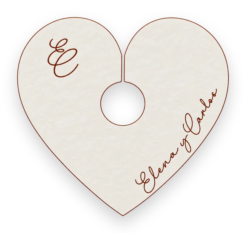 Etiqueta en forma de corazón con las iniciales de los novios